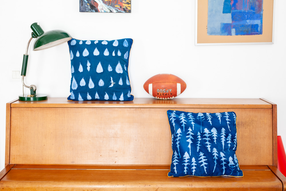 Cyanotype sur coussin, orties et pissenlit, pièce unique